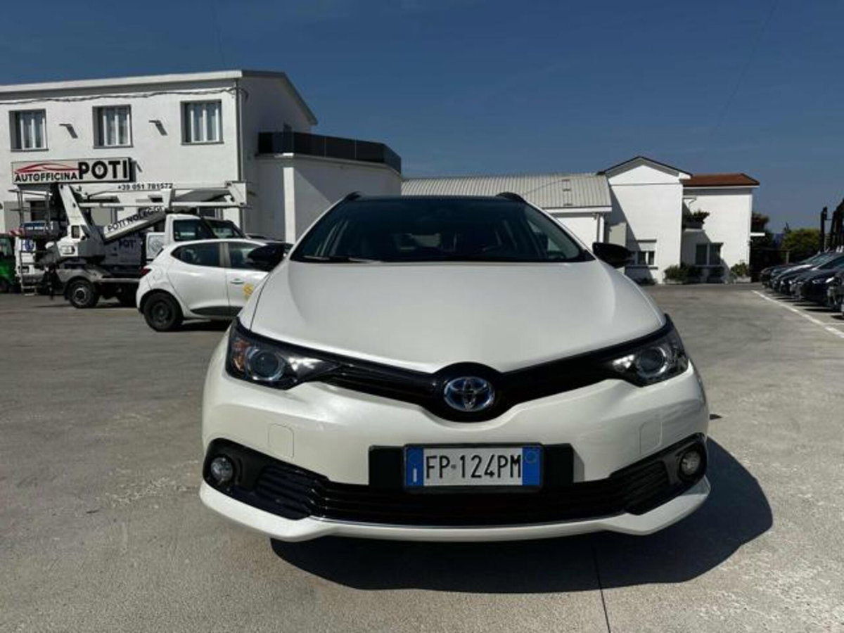 Toyota Auris Station Wagon 1.8 Hybrid Black Edition (2)