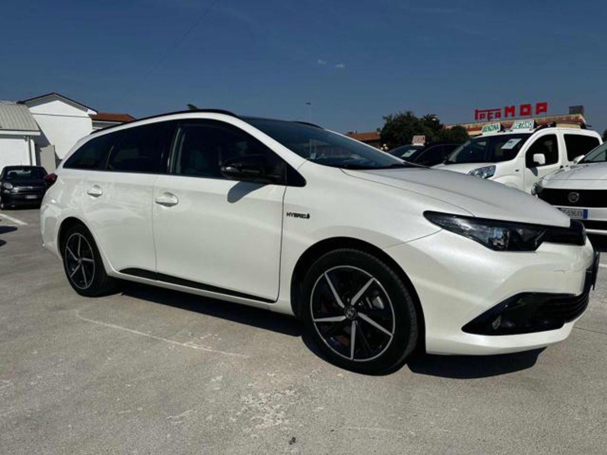 Toyota Auris Station Wagon 1.8 Hybrid Black Edition (3)