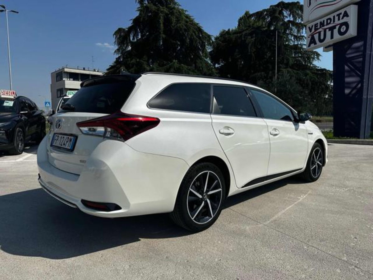 Toyota Auris Station Wagon 1.8 Hybrid Black Edition (4)