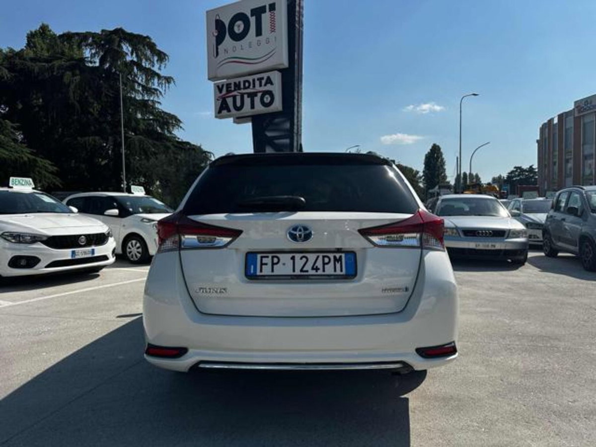 Toyota Auris Station Wagon 1.8 Hybrid Black Edition (5)
