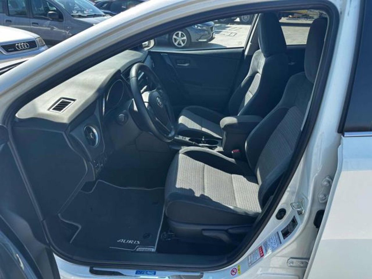 Toyota Auris Station Wagon 1.8 Hybrid Black Edition (7)