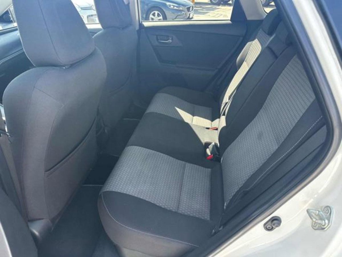 Toyota Auris Station Wagon 1.8 Hybrid Black Edition (8)