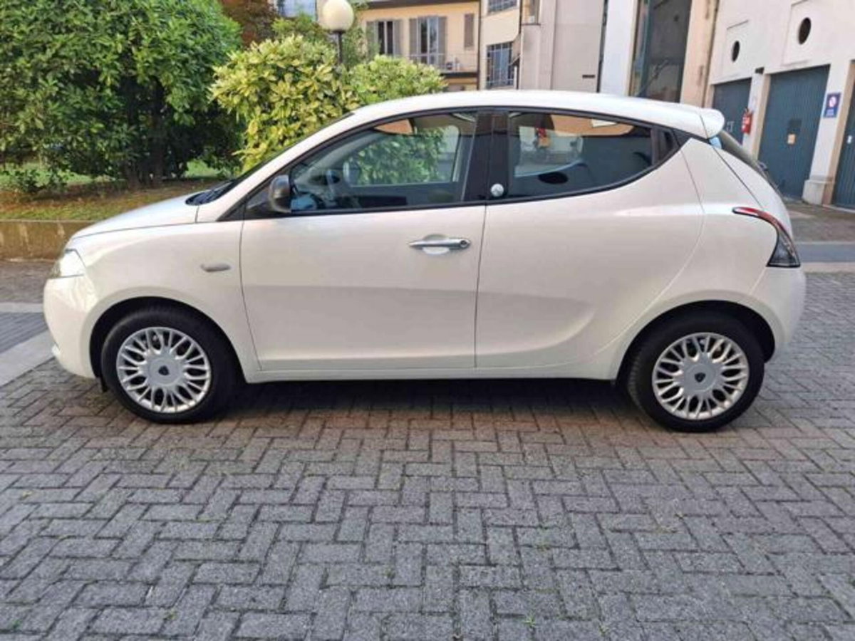 Lancia Ypsilon 1.2 69 CV 5 porte GPL Ecochic Gold (2)