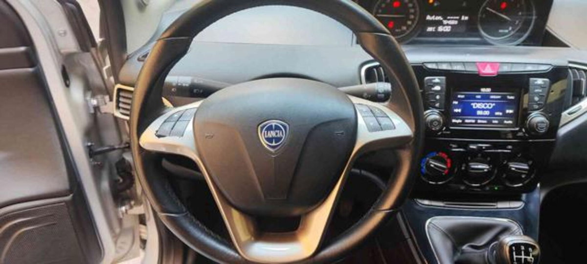 Lancia Ypsilon 1.2 69 CV 5 porte Gold (11)