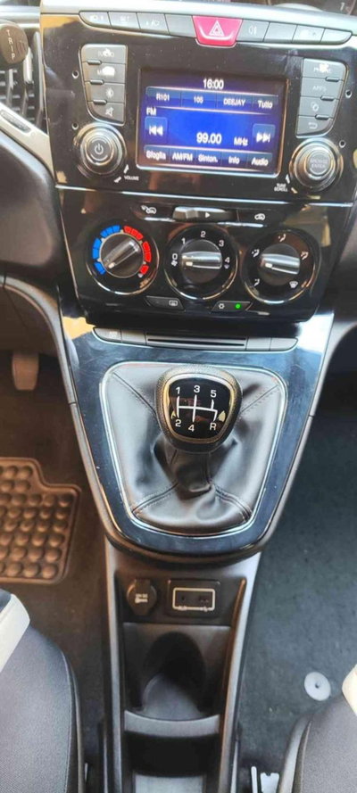 Lancia Ypsilon 1.2 69 CV 5 porte Gold (14)