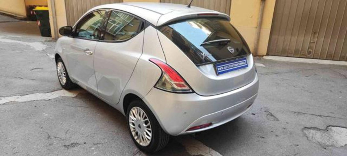 Lancia Ypsilon 1.2 69 CV 5 porte Gold (2)