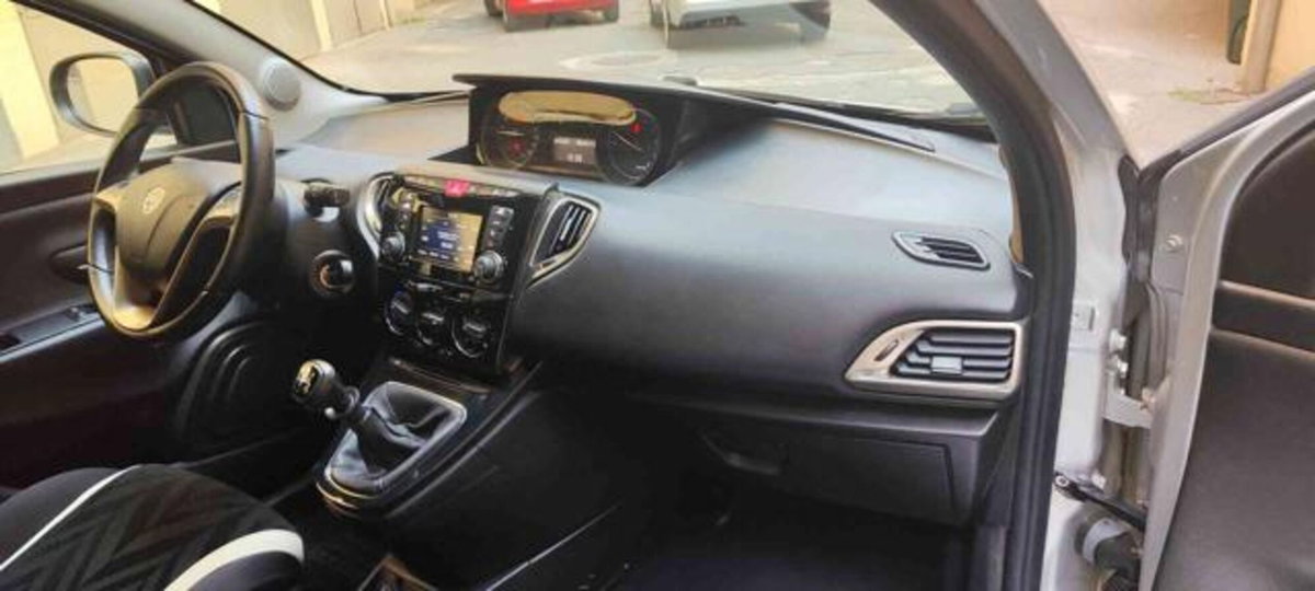 Lancia Ypsilon 1.2 69 CV 5 porte Gold (7)