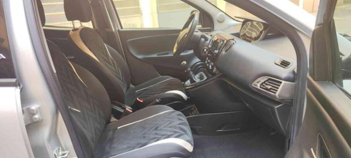 Lancia Ypsilon 1.2 69 CV 5 porte Gold (8)