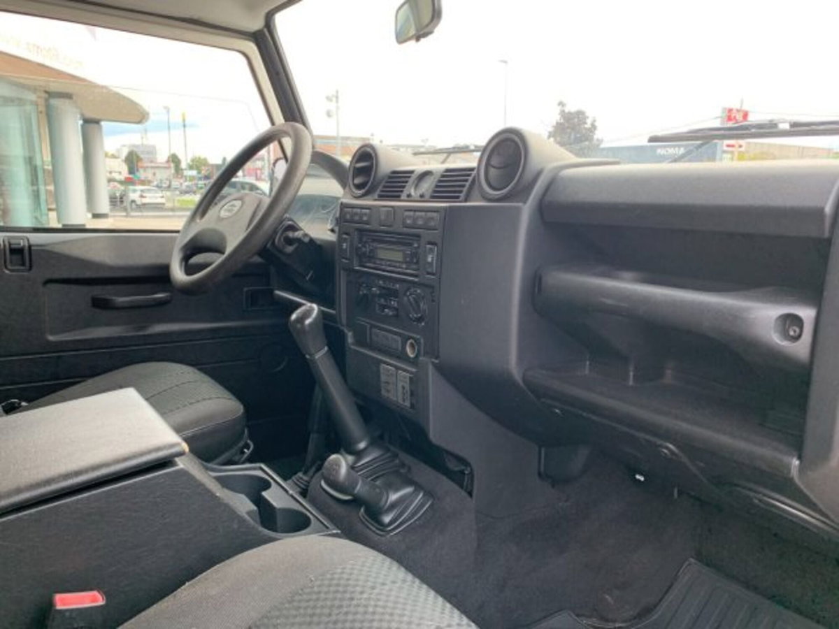 Land Rover Defender 110 2.4 TD4 Hard Top E (6)