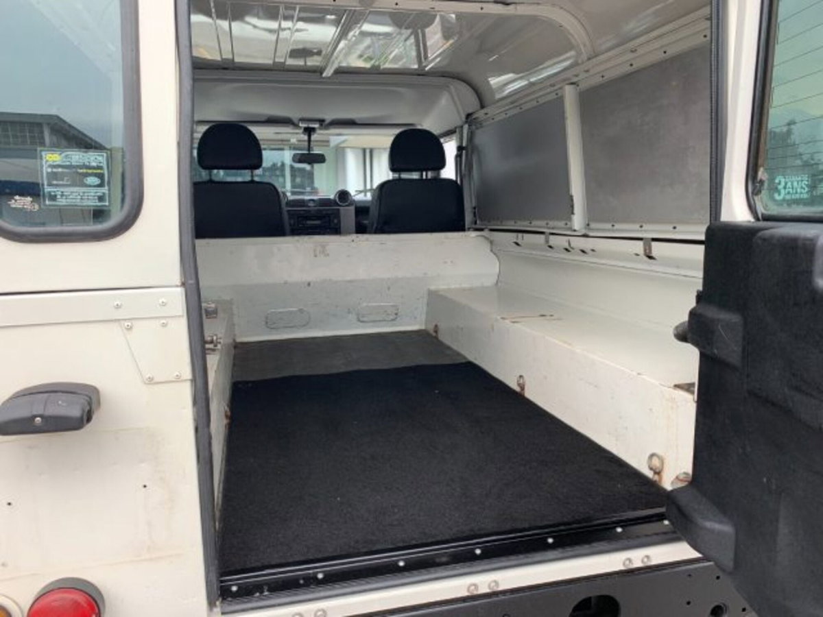 Land Rover Defender 110 2.4 TD4 Hard Top E (8)