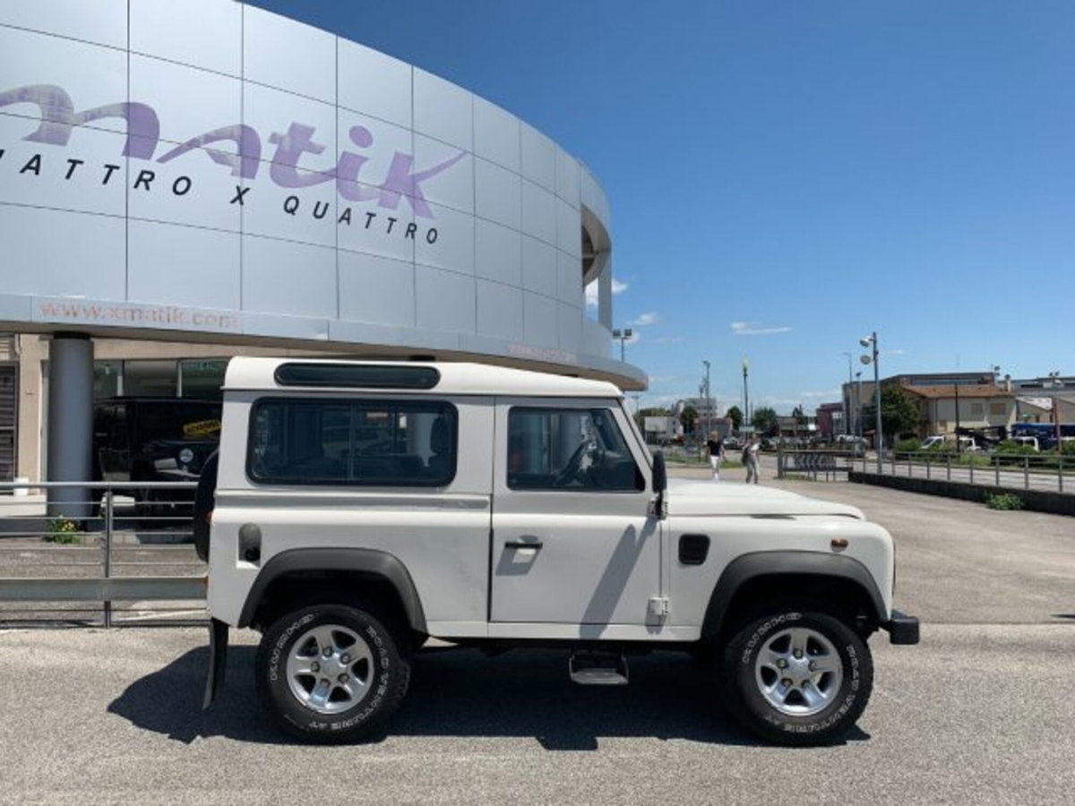 Land Rover Defender 90 2.4 TD4 Station Wagon S (2)