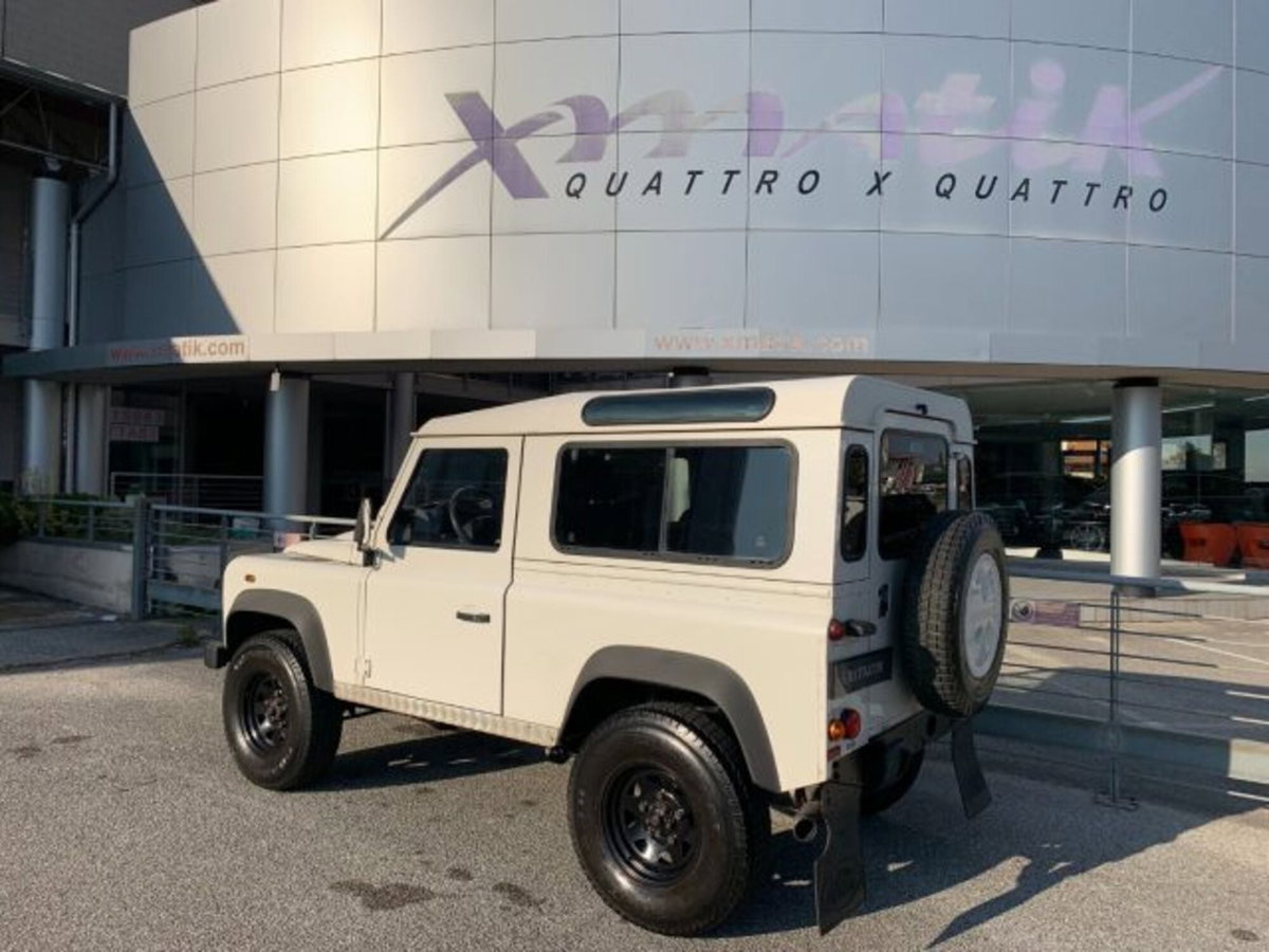 Land Rover Defender 90 2.4 TD4 Station Wagon S (4)