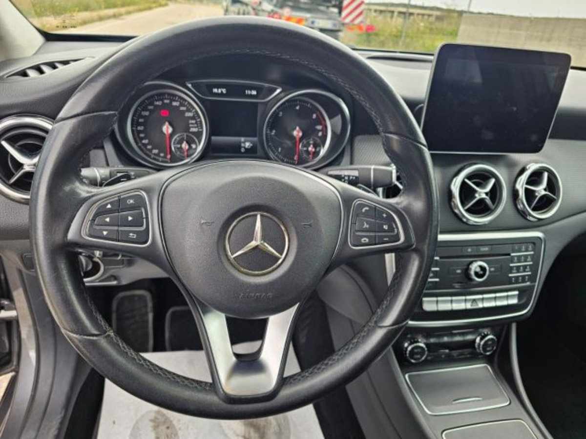 Mercedes-Benz GLA SUV 180 d Automatic Business (14)