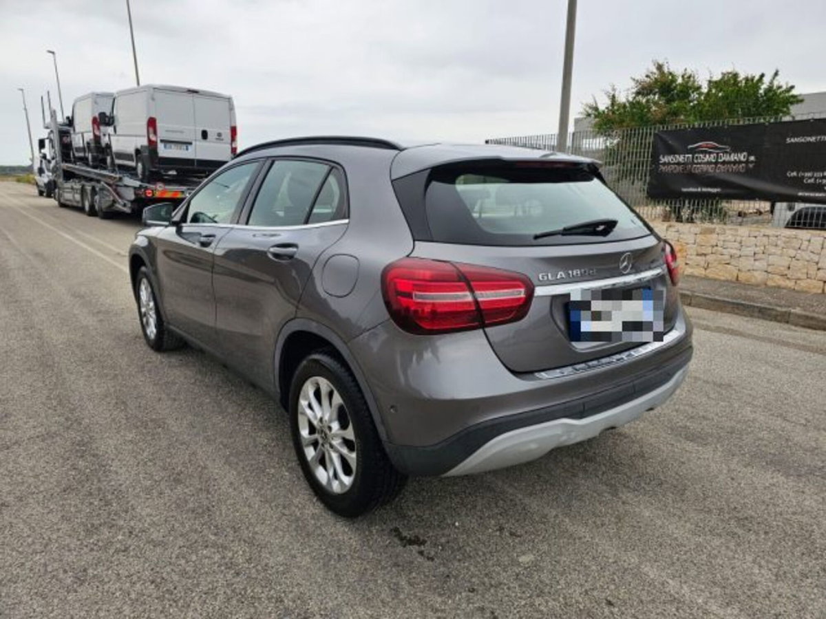 Mercedes-Benz GLA SUV 180 d Automatic Business (8)