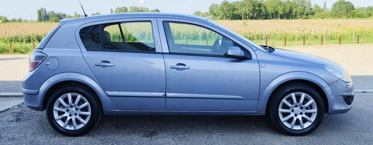 Opel Astra 1.6 16V VVT 5 porte Cosmo (12)