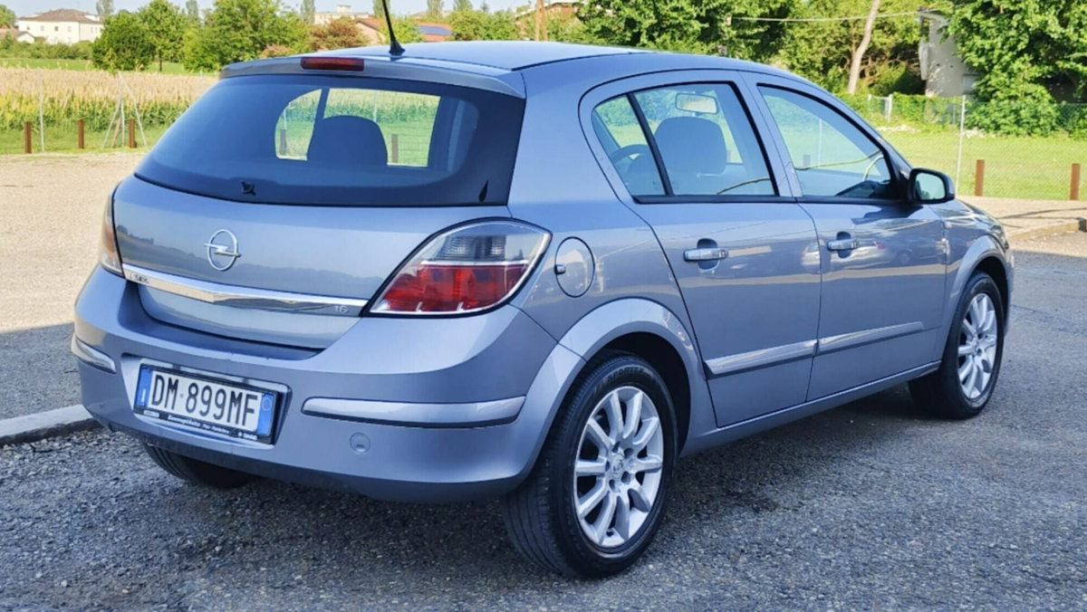 Opel Astra 1.6 16V VVT 5 porte Cosmo (13)