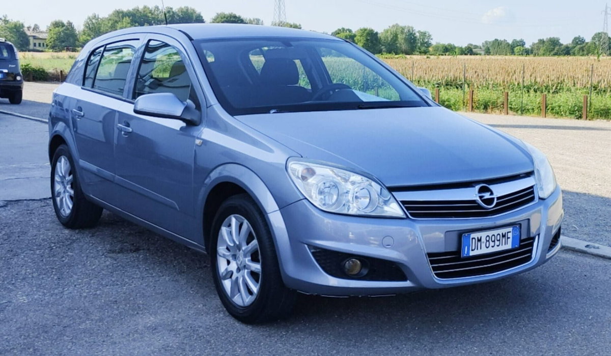 Opel Astra 1.6 16V VVT 5 porte Cosmo (14)