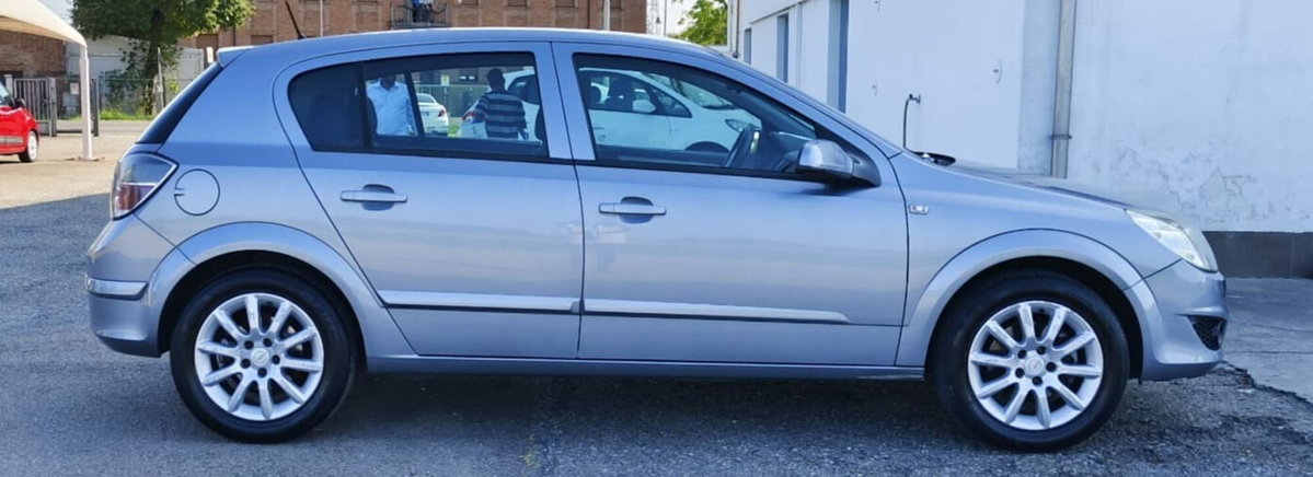 Opel Astra 1.6 16V VVT 5 porte Cosmo (18)