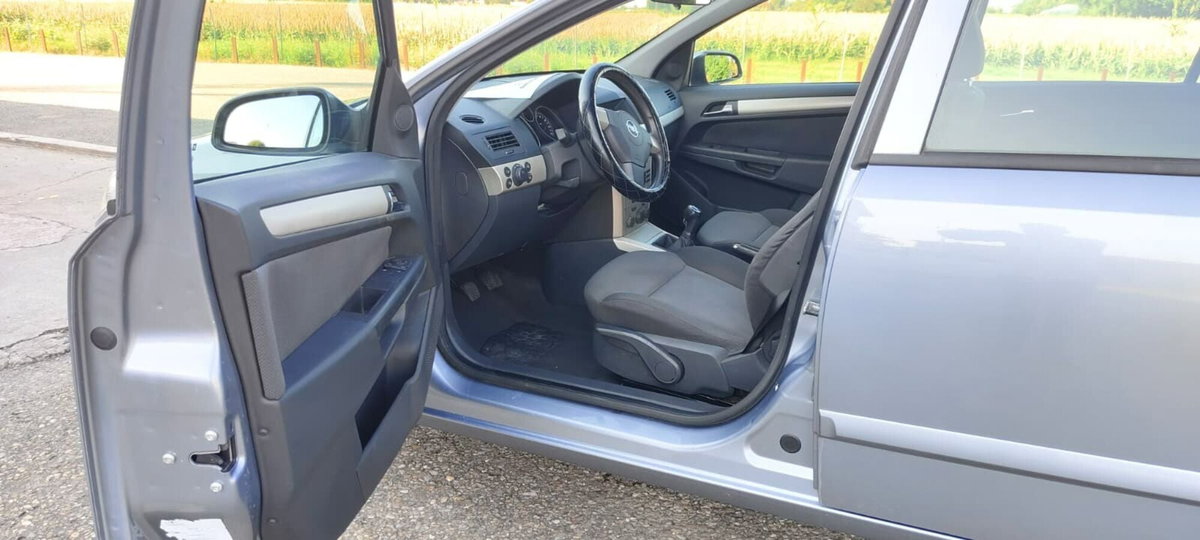 Opel Astra 1.6 16V VVT 5 porte Cosmo (19)