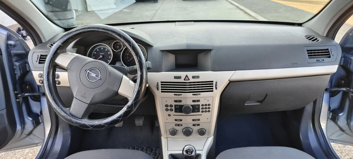Opel Astra 1.6 16V VVT 5 porte Cosmo (5)