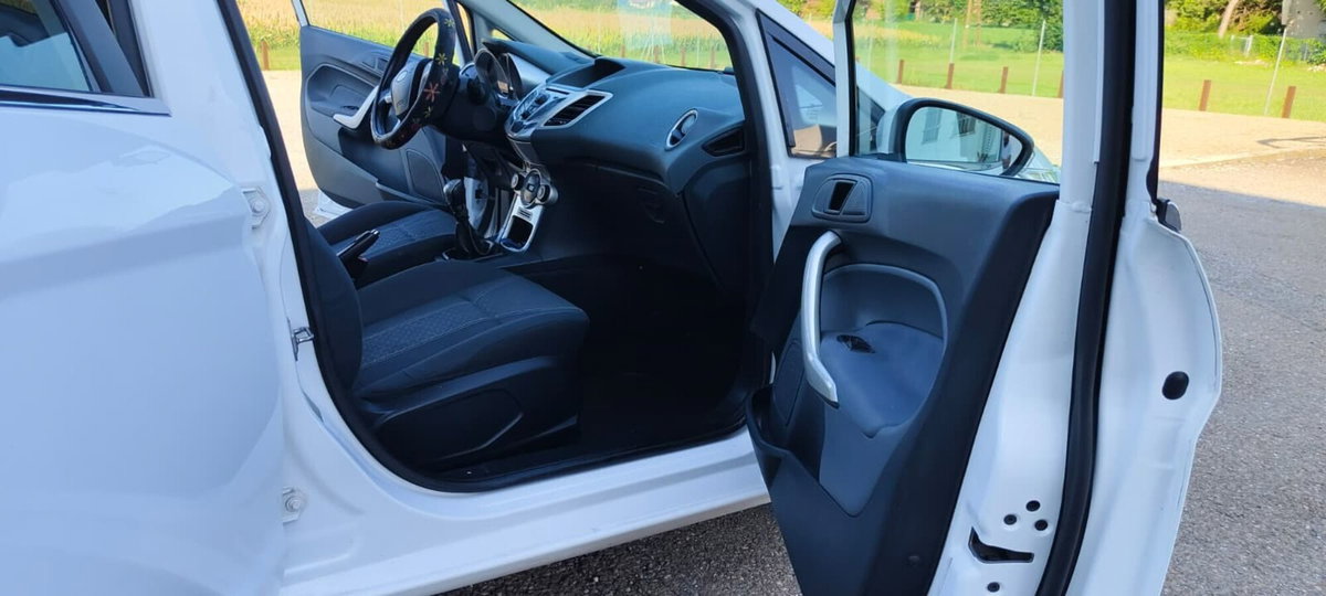 Ford Fiesta 1.4 TDCi 68CV 5 porte Titanium (10)