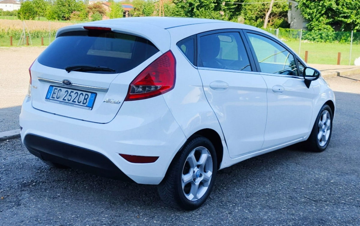 Ford Fiesta 1.4 TDCi 68CV 5 porte Titanium (13)