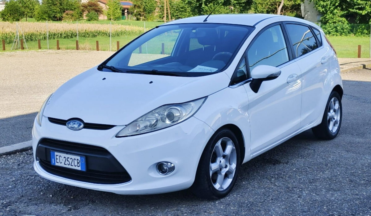 Ford Fiesta 1.4 TDCi 68CV 5 porte Titanium (19)