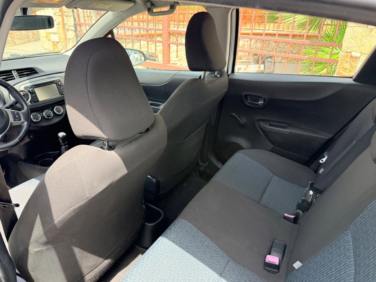 Toyota Yaris 1.D-4D 5 porte Lounge (10)