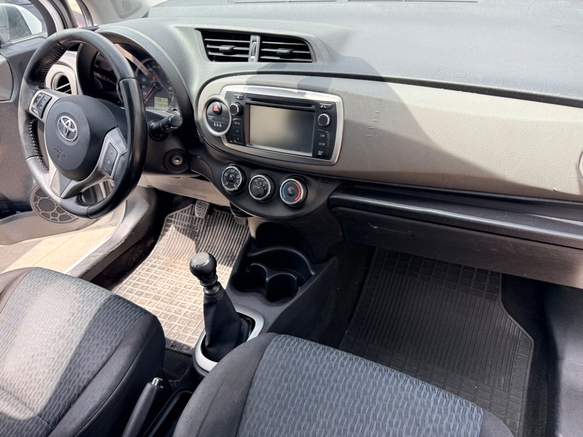 Toyota Yaris 1.D-4D 5 porte Lounge (11)