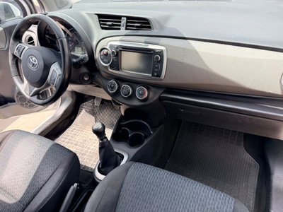 Toyota Yaris 1.D-4D 5 porte Lounge (11)