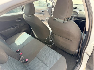 Toyota Yaris 1.D-4D 5 porte Lounge (12)