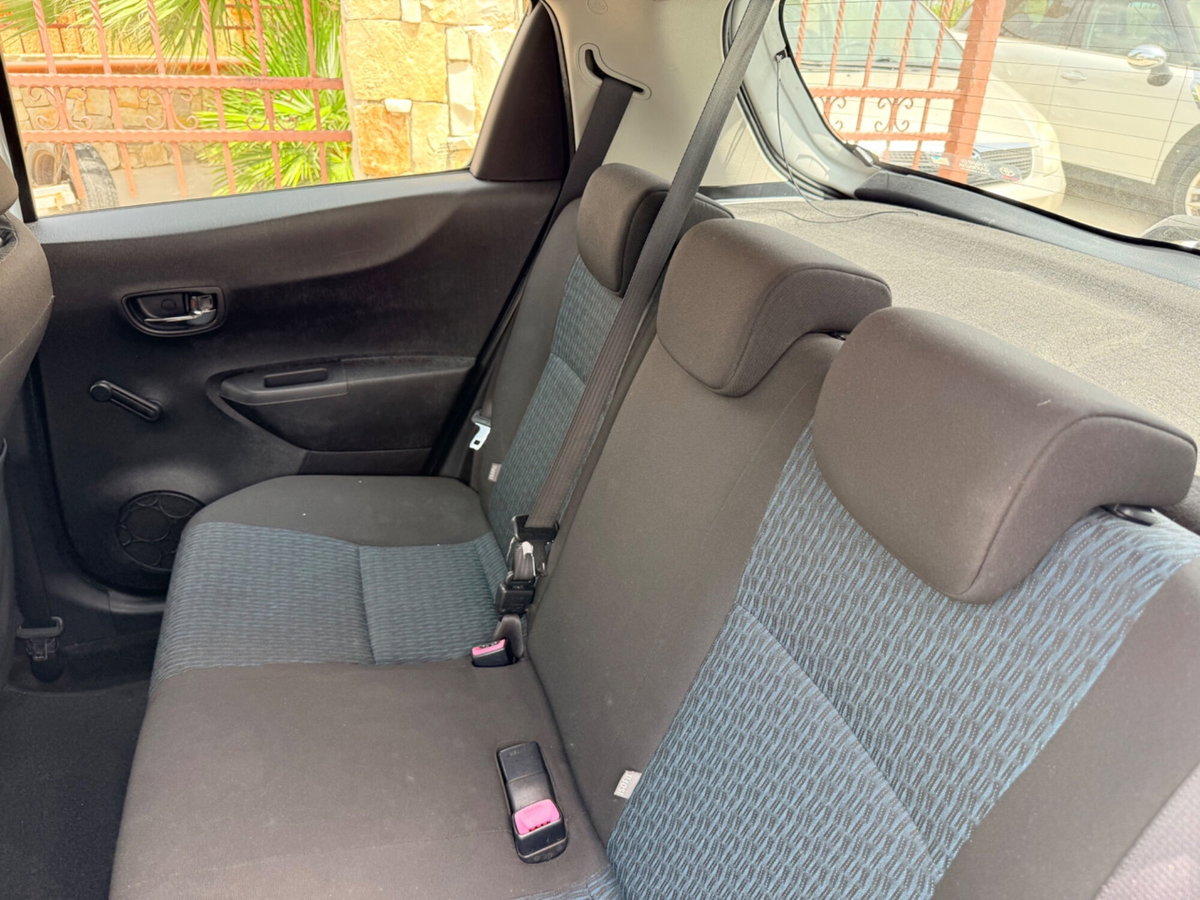 Toyota Yaris 1.D-4D 5 porte Lounge (13)
