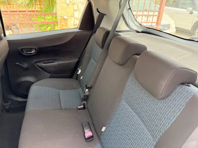 Toyota Yaris 1.D-4D 5 porte Lounge (13)