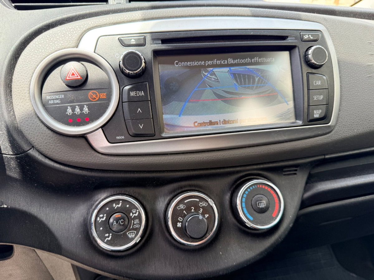 Toyota Yaris 1.D-4D 5 porte Lounge (16)