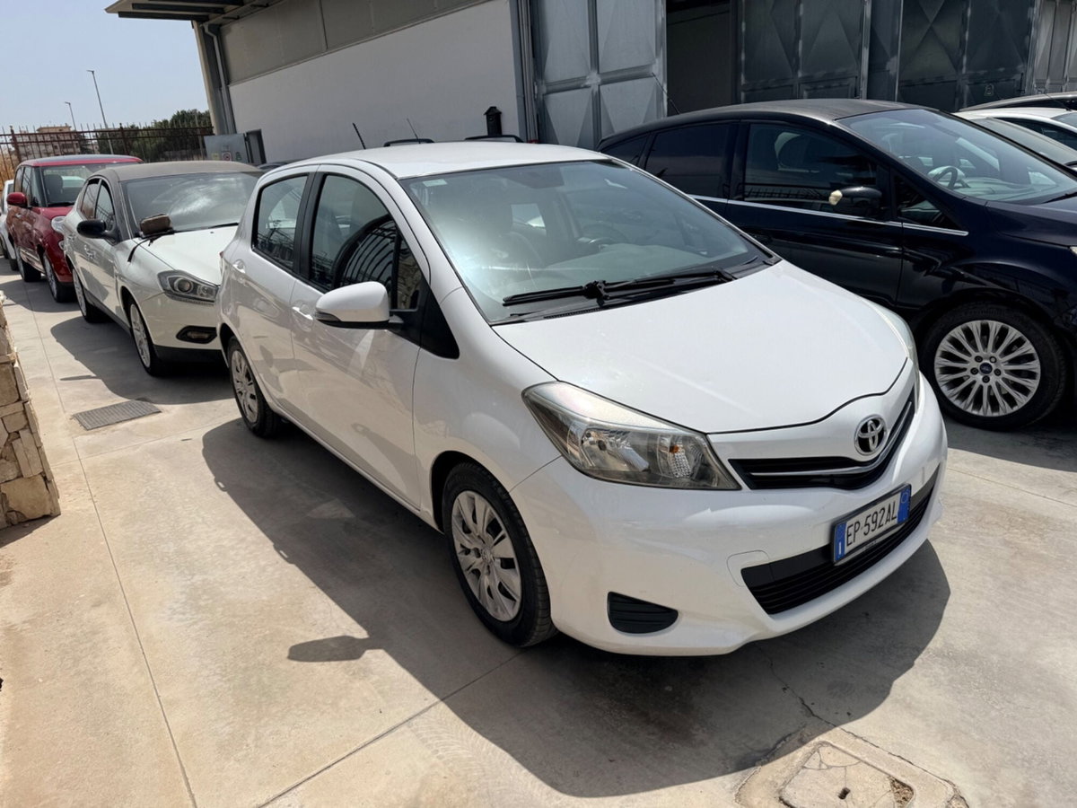 Toyota Yaris 1.D-4D 5 porte Lounge (3)