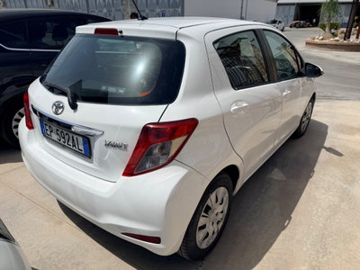Toyota Yaris 1.D-4D 5 porte Lounge (4)