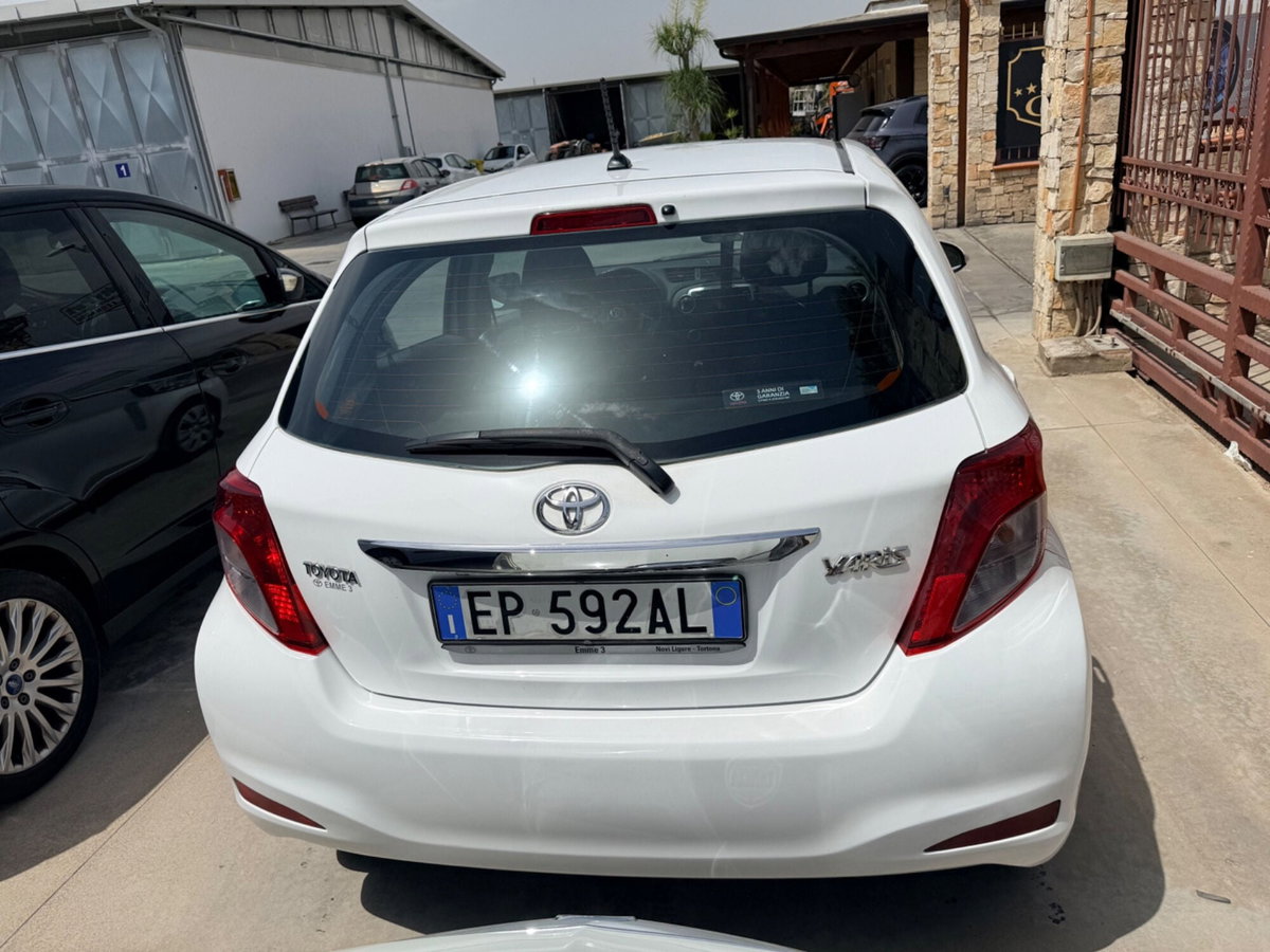 Toyota Yaris 1.D-4D 5 porte Lounge (5)
