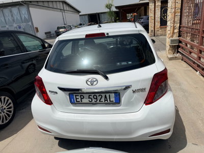 Toyota Yaris 1.D-4D 5 porte Lounge (5)
