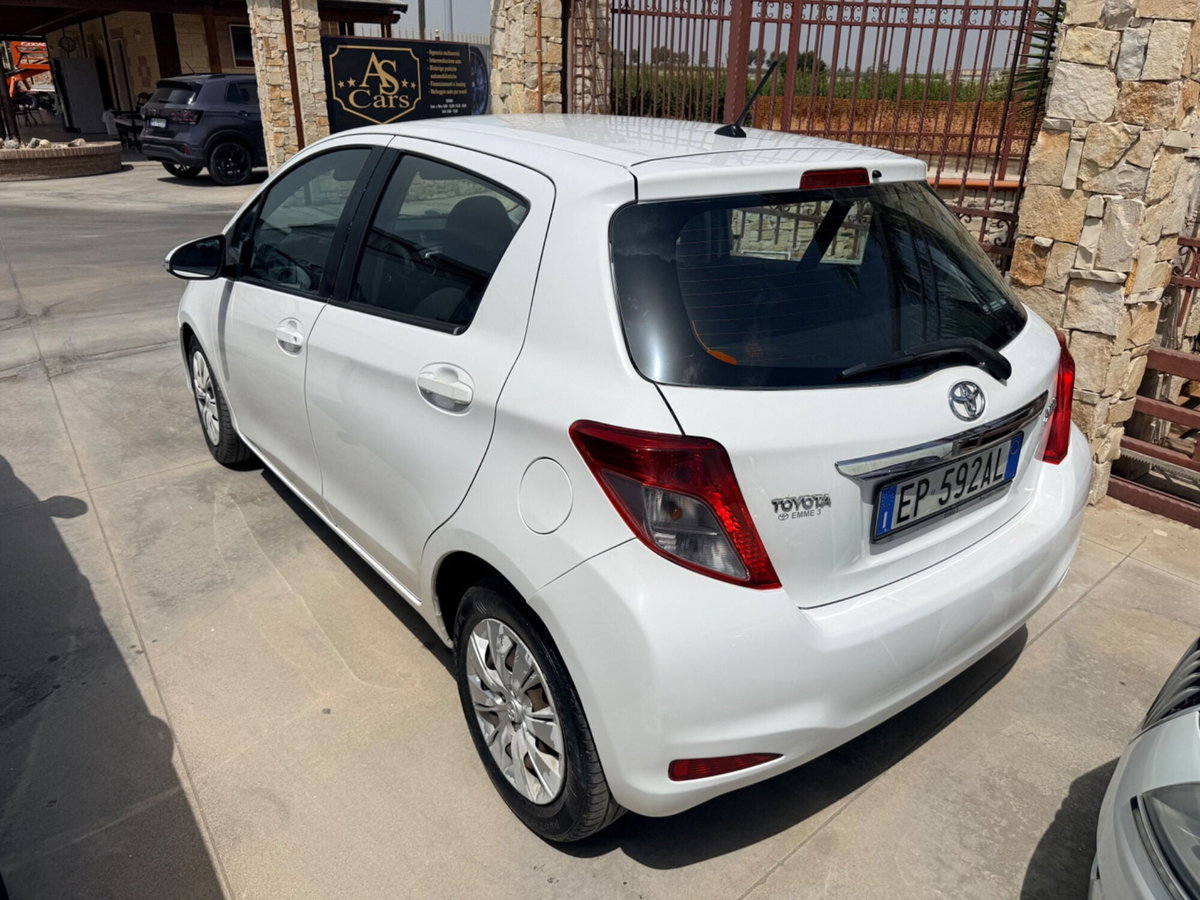 Toyota Yaris 1.D-4D 5 porte Lounge (6)