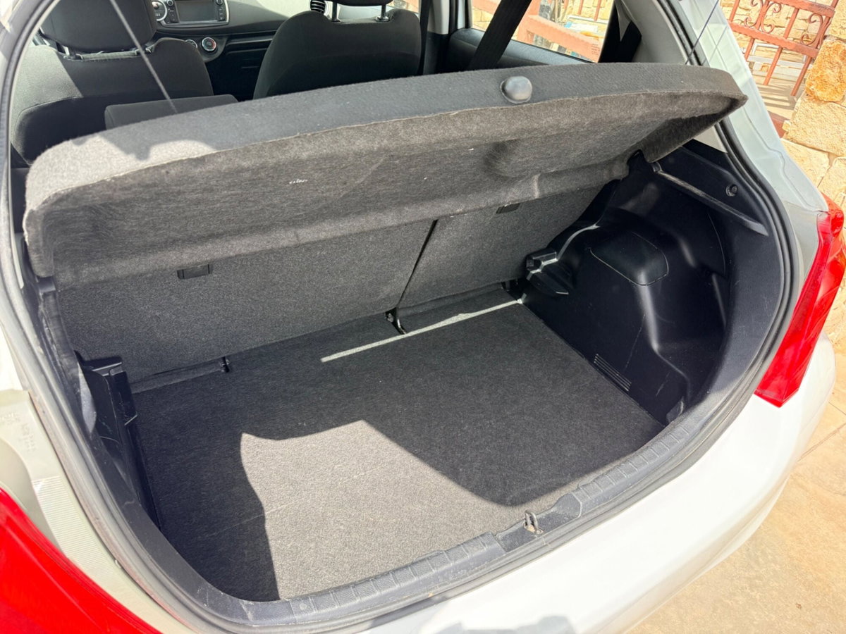 Toyota Yaris 1.D-4D 5 porte Lounge (7)