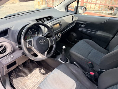 Toyota Yaris 1.D-4D 5 porte Lounge (8)