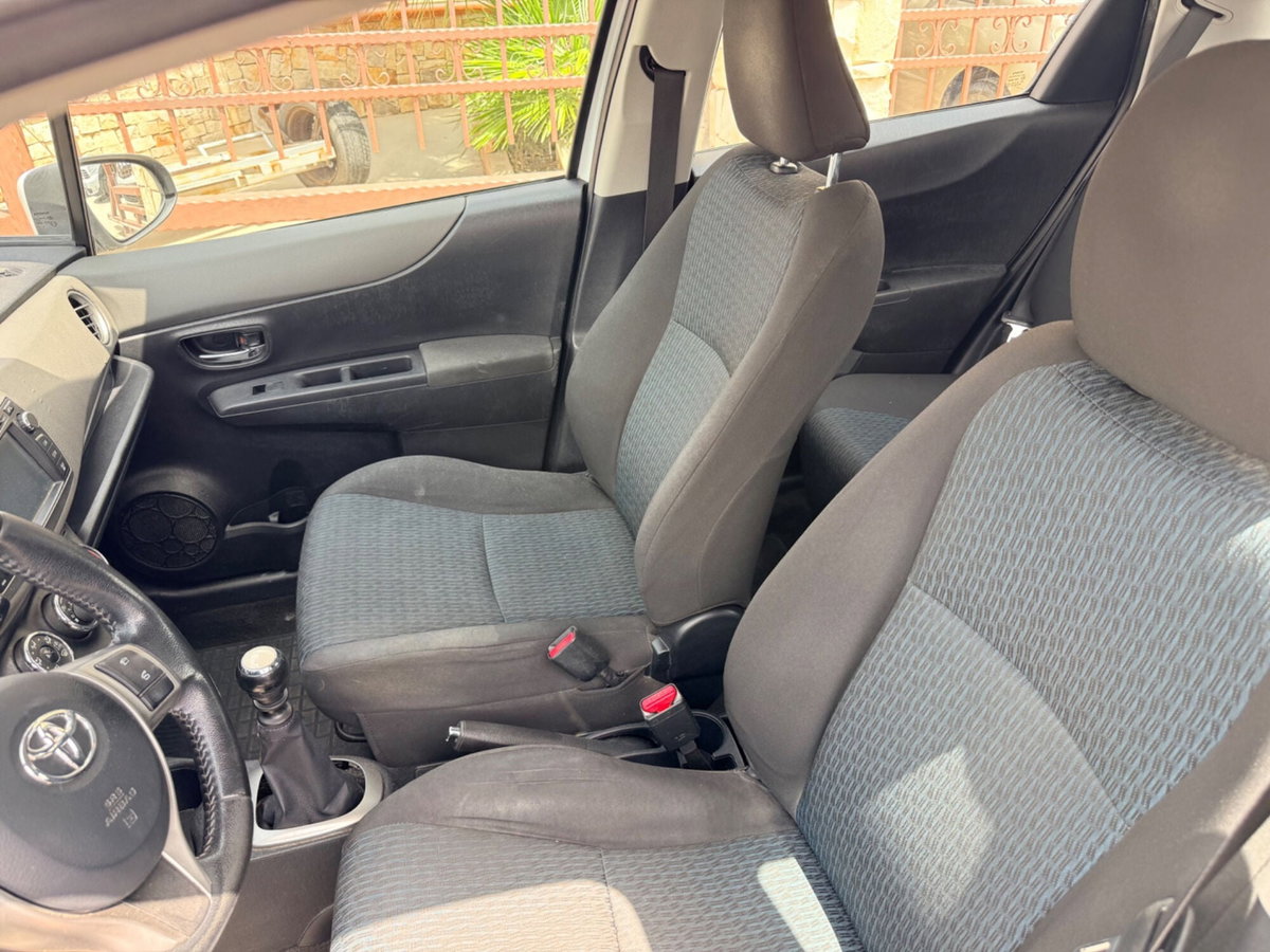 Toyota Yaris 1.D-4D 5 porte Lounge (9)