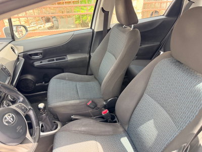 Toyota Yaris 1.D-4D 5 porte Lounge (9)
