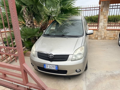 Toyota Corolla Verso 2.0 16V D-4D (2)