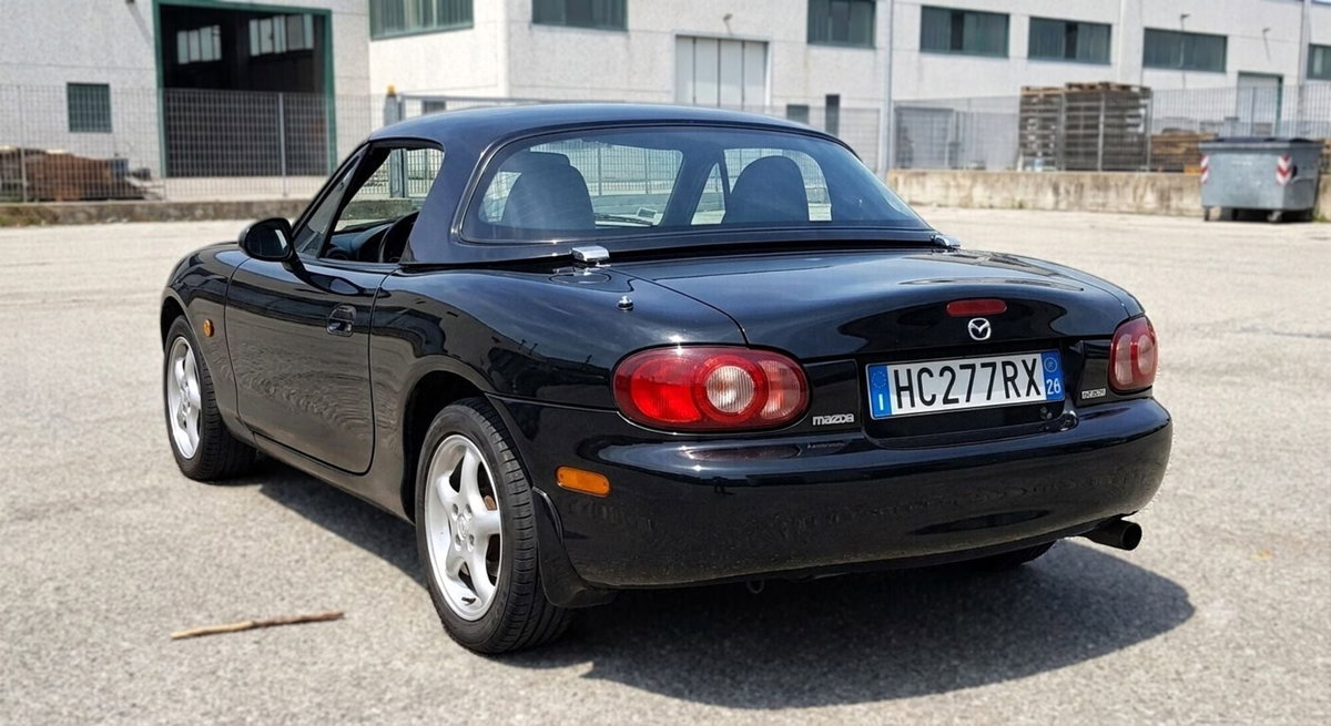 Mazda MX-5 1.6i 16V cat Backstage (13)