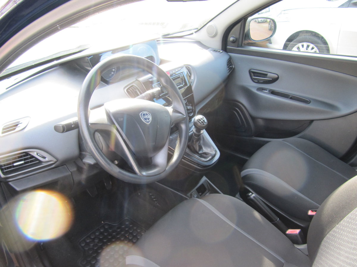 Lancia Ypsilon 1.2 69 CV 5 porte Silver (5)