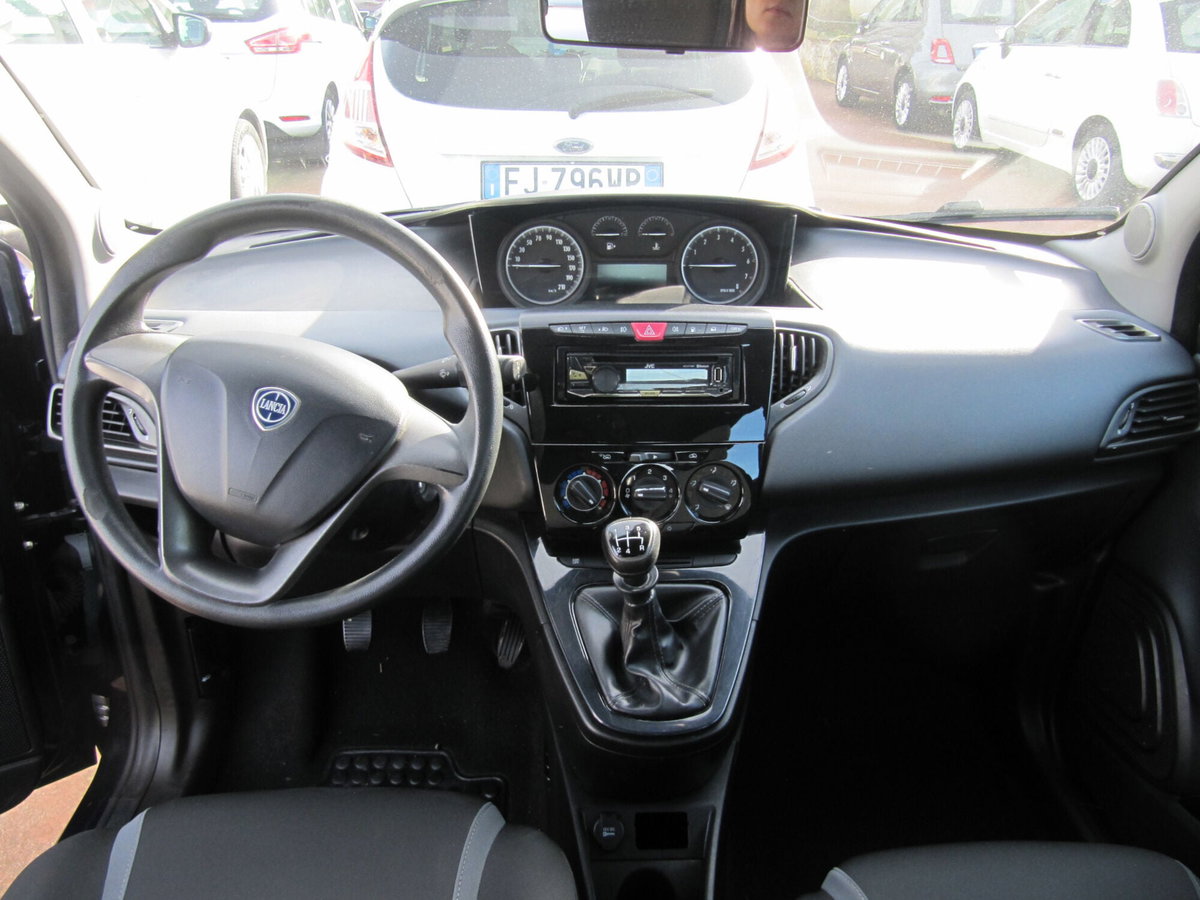 Lancia Ypsilon 1.2 69 CV 5 porte Silver (6)