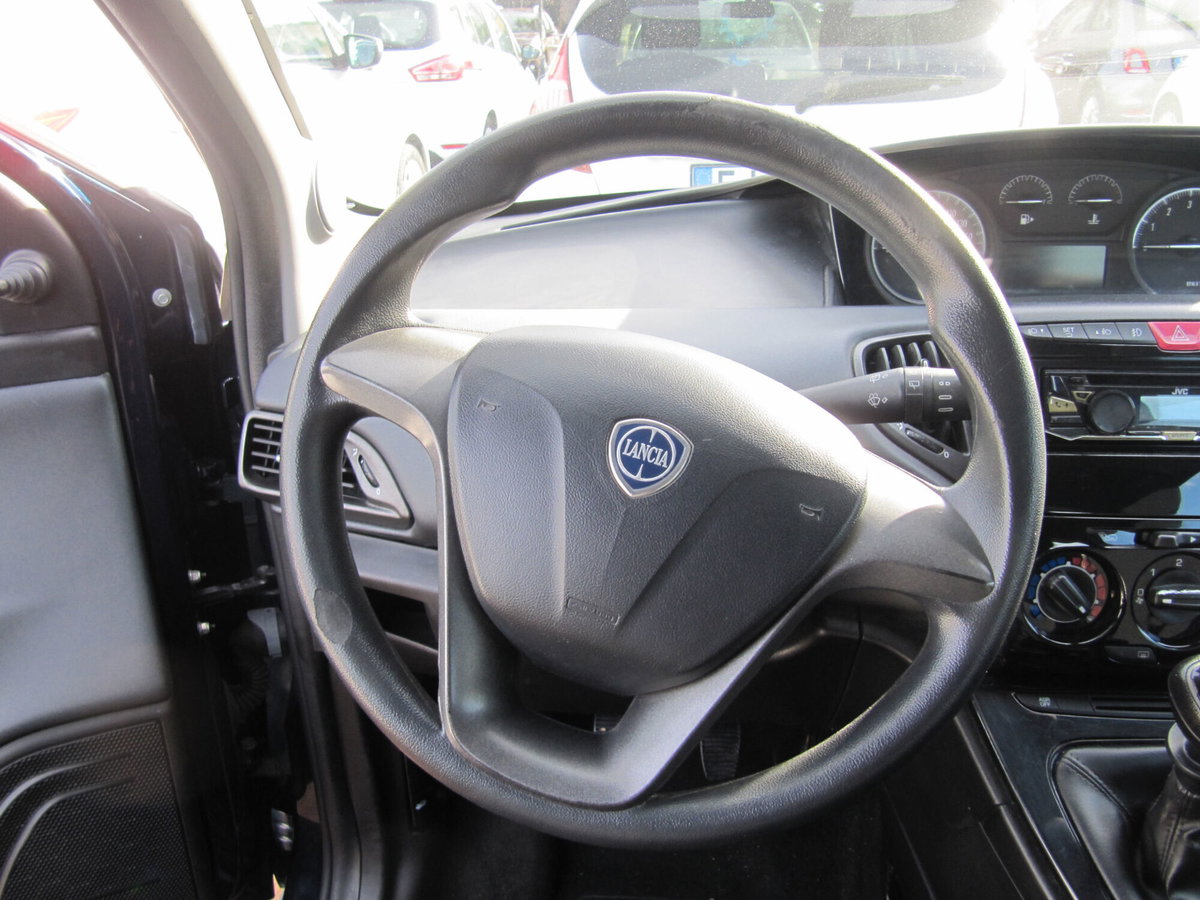 Lancia Ypsilon 1.2 69 CV 5 porte Silver (7)
