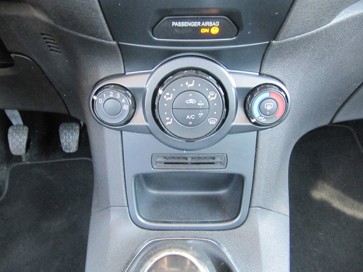 Ford Fiesta Plus 1.5 TDCi 75CV 5 porte (6)