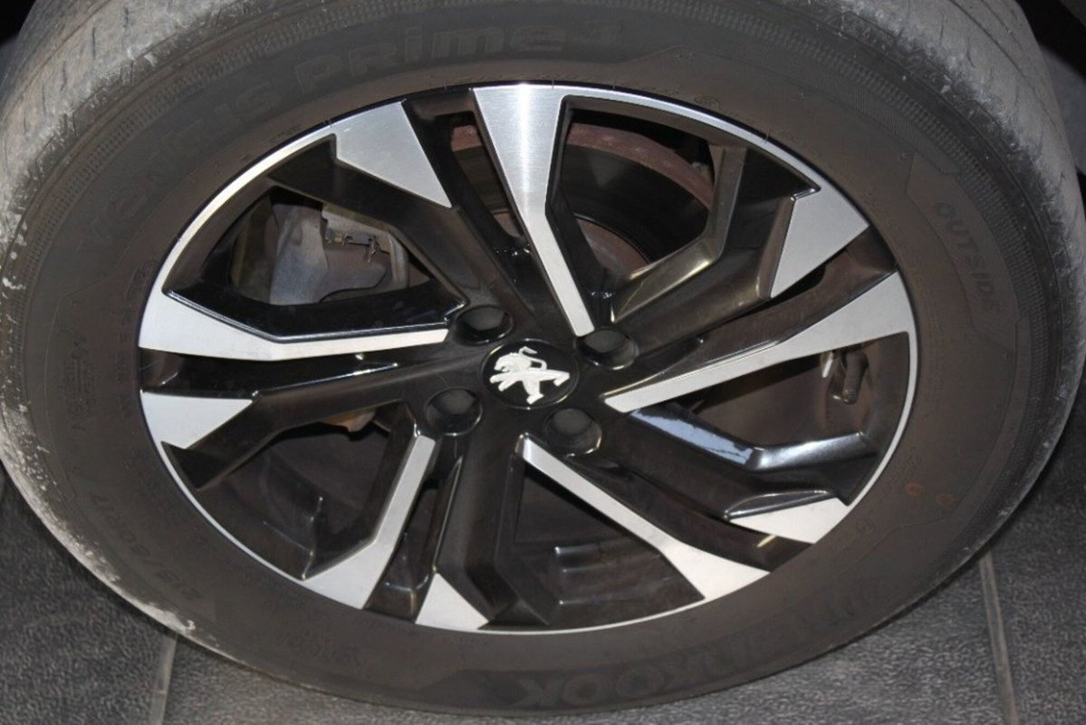 Peugeot 2008 PureTech 130 S&S EAT8 Allure Pack (4)